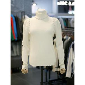 르니앤맥코이 세이브존03 [르니앤맥코이] 진주 포인트 물결 슬림핏 반목 니트 티셔츠 AGMN01KM709FJY-1A