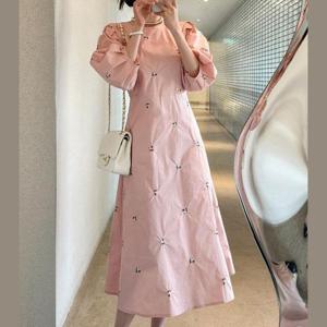 라운드 꽃 자수 핀탁 퍼프 소매 플레어 롱 원피스 룩