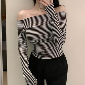 [잇백잇슈] 심플줄무늬오프숄더 세미크롭 예쁜슬림핏