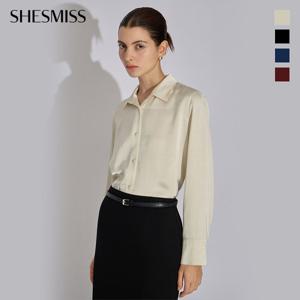 [쉬즈미스] 새틴 백 플리티드 셔츠_SWWSTO31080