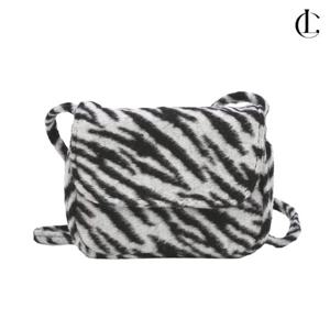 엘케이트 여성 크로스백 미니백 경량 지브라 스웨이드 겨울가방 LJNA021