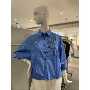 르니앤맥코이 카라넥 레터링 프린트 블라우스 (MM10BL401HJY)