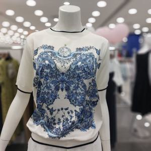 [아니베에프]A56WBL550 라운드니트넥 앞면 프린트 블라우스 니트