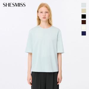 [쉬즈미스] 사틴 텍스처드 라운드넥 블라우스_SWWBLP22070