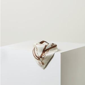 [닥스핸드백] 세인트바넷 체인 패턴 실크 사각 스카프 DCSC5F671IV