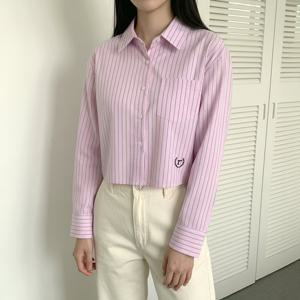 [올리비에스클로젯] 이니셜 자수 스트라이프 크롭 셔츠_O2601BL004A