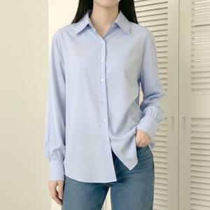 [올리비에스클로젯] 볼륨소매 셔츠카라 루즈핏 블라우스_O2601BL014A