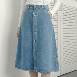 [올리비에스클로젯] 버튼 클로징 데님 플레어 스커트_O2601SK011A