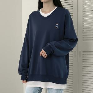 [올리비에스클로젯] 브이넥 베어자수 맨투맨 티셔츠_O2601TS014A