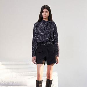 [에고이스트]하이넥 타이 포인트 밑단 밴딩 블라우스 (EQ3WB863)