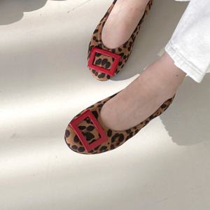 인해하우스 / 양가죽100  둥근코 스웨이드 호피 밴딩 플랫슈즈  굽1센치