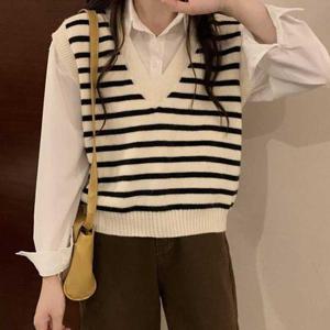 여자 대학생 캠퍼스 룩 간절기 스트라이프 니트 조끼