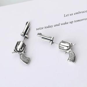 엔틱 미니멀 감성 리볼버 총 권총 귀걸이 피어싱 귀찌 악세사리 액세서리 쓸데없는 우정 선물