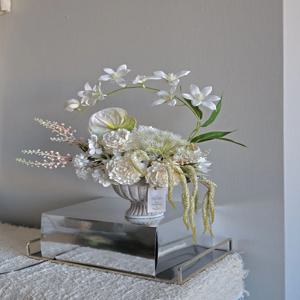 아이보리 장미 안시리움 맨드라미 조화 센터피스 (화병 세트)