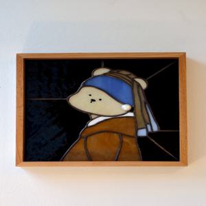 스테인드글라스 인테리어 액자 진주 귀걸이를 한 곰돌