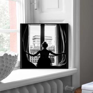 흑백 사진 인테리어 액자 포스터 파리의 창문 앞에 선 소녀