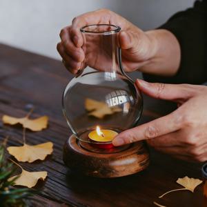 TEMU 우아한 방풍 디자인의 빈티지 유리 촛대, 원형 티 트레이가 특징이며 크리스마스 및 추수감사절 테이블 장식에 완벽합니다. 홈 데코에 레트로 스타일의 감각을 더합니다.