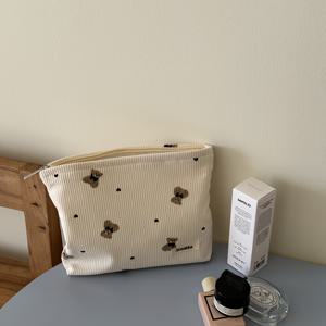 TEMU 귀여운 곰돌이 코듀로이 메이크업 가방 1개입. 화장품, 립스틱 보관, 여성 메이크업 필수품에 이상적입니다. 이 작은 가방은 메이크업 정리를 위해 완벽하며 여행에 적합하며 메이크업 브러시를 충분히 담을 수 있는 필통으로도 사용할 수 있습니다.