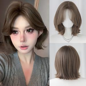 TEMU 쿨한 브라운 색상의 루즈한 숏 컬이 특징인 레귤러 보브 가발입니다. 앞머리가 있으며, 고밀도 합성 섬유로 제작되어 여성의 및 파티에 적합합니다. 내열성이 뛰어나며, 크기는 12.99인치입니다.