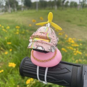 TEMU 원터치 디자인의 스타일리시한 안경, 헬멧, 체인 장식이 특징인 창의적인 PVC 핑크 오리 일러스트 헬멧입니다. 자전거 및 산악 자전거 핸들바 장식용 버클이 포함되어 있어 튼튼하고 재미있는 장식품이 됩니다.|자전거헬멧
