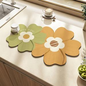 TEMU 부드러운 다이아톰 흙으로 제작된 꽃무늬 패턴이 특징인 식기 건조 매트. 커피 머신용 흡수성 및 내마모성, 식기 미끄럼 방지 기능이 있으며, 코스터로도 사용 가능합니다.