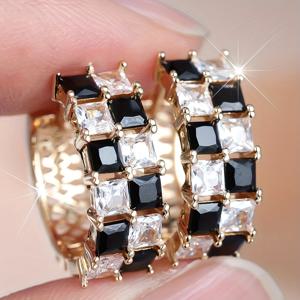 TEMU 블랙 앤 화이트 합성 지르코니아가 사용된 클래식 프렌치 스퀘어 귀걸이 한 쌍. 데일리룩에 완벽하며 어버이날 또는 할로윈 선물로 이상적입니다.
