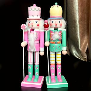 TEMU 2개 11.8인치 크리스마스 나무 너트크랙커 장식 세트 | 마카롱 시리즈 - 그린 및 핑크, 수제 나무 병사, 사탕 막대, 테이블 장식, 공예, 크리스마스 및 발렌타인데이 행운의 선물