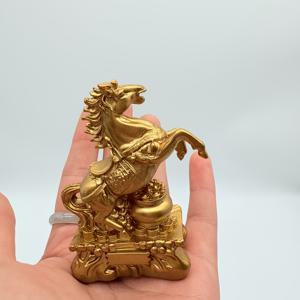 TEMU 미니 골든 말 조각상 1개 | 실내외 장식, 집, 사무실 및 축제 새해 전시용으로 정교하게 디자인, 전원 불필요, 친구를 위한 이상적인 선물