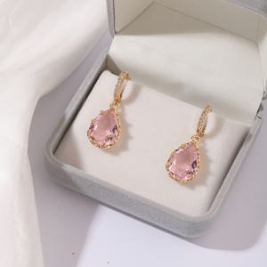TEMU 눈물방울 모양의 펜던트가 있는 스타일리시한 드롭 이어링 한 쌍, 구리와 합성 지르코니아로 제작되어 여성의 데일리 주얼리 및 파티 액세서리에 완벽합니다. 4가지 색상으로 스타일리시합니다.