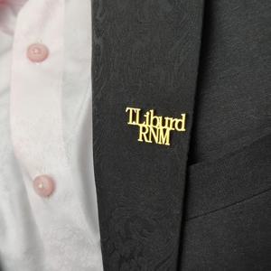 TEMU 맞춤 각인 스테인리스 스틸 이니셜 라펠 핀 - 남성용 커플 주얼리, 우아한 신사 액세서리, 정장 & 포멀웨어를 위한 내구성 있는 영문자 핀, 고품질 공예