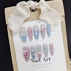 TEMU 귀여운 요정 스타일의 10개 세트, 파란색과 분홍색의 컬러 블록된 인조 손톱, 리본과 하트 디자인, 수공예. 작은 라인스톤이 특징이며, 간편하고 트렌디하며, 일상적인 학생 네일 아트에 완벽합니다.