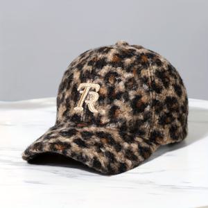 TEMU TR 로고가 있는 불규칙한 프린트 여성용 모자. 스타일리시하고 캐주얼하며 따뜻하고 두껍게 디자인되어 가을, 겨울의 일상적인 외출, 야외 레저, 여행 휴가에 적합하며 훌륭한 선물로도 좋습니다.