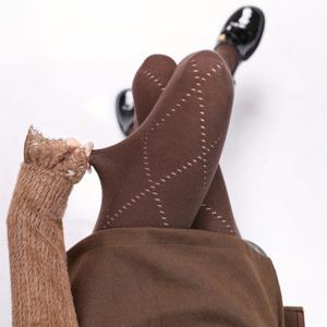 TEMU 이 가을/겨울 스타일은 여성용 커피 색상 빈티지 패턴의 속이 빈 타이츠 한 쌍으로, 발렌타인데이에 완벽하게 어울리는 스타일리시한 디자인입니다.