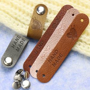 TEMU 30개 수제 인조 가죽 태그 + 금속 아이렛 & 나사/못 - DIY 공예용 라벨, 뜨개질 프로젝트, 지갑, 가방, 청바지, 의류 브랜딩에 적합 - 사전 펀칭된 핸드스탬프 러브 & 크로셰 패턴 (라벨 30개 + 고정장치 30개)