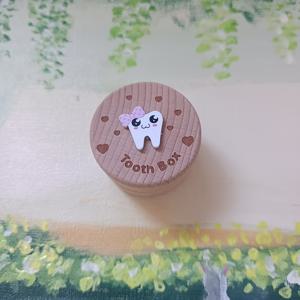 TEMU 매혹적인 3D 조각 나무 이빨요정함 - 플립 뚜껑, 소년 & 소녀를 위한 이상적인 기념품 선물, 할로윈, 추수감사절, 크리스마스 및 생일 선물에 완벽한, 둥근 모양, 방수되지 않음, 할로윈과 크리스마스용 장식 액세서리