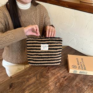 TEMU 플러시 모피 핑크, 노란색, 갈색 수평 줄무늬 컬러 웨이브 메이크업 가방, 여성용 메이크업 가방, 작은 가방 보관 메이크업 케이스, 여성용 여행 가방, 연필 케이스 일상용 대용량 메이크업 브러시 여행용 화장품 가방|가방|보부상가방|필통