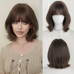 TEMU 커피 브라운 앞머리가 있는 짧고 넉넉한 웨이브 보브 가발. 고밀도 합성 섬유로 제작되었으며 여성의 및 파티에 적합합니다. 내열성이 뛰어나며 크기는 12.2인치입니다.