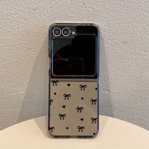 TEMU 블랙 보우 하트 투명 블랙 패턴 TPU 접이식 풀 커버리지 충격 방지 폰 케이스 삼성 갤럭시 Z 플립 7용, 갤럭시 Z 플립 6용, 갤럭시 Z 플립 5용, 갤럭시 Z 플립 4용, 그리고 갤럭시 Z 플립 3 5G용. 이 TPU 폰 케이스는 슬림하고 가벼운 디자인으로 완벽한 보호를 제공하며 혼합된 견고한 쉘이 스크래치 방지 기능을 갖추고 있습니다