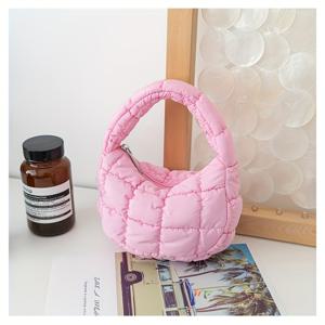 TEMU 여성을 위한 새로운 가을/겨울용 부드럽고 귀여운 구름 모양 패딩 크레센트 클러치, 부드러운 스타일의 다운 재킷 가방, 겨울을 위한 에너지 있는 소형 핸드백, 데일리 출퇴근을 위한 심플한 Ins 스타일, 산책 및 쇼핑에 적합.