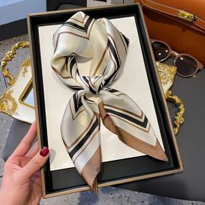 TEMU 여성용 우아한 기하학적 사각 스카프 - 100% 모란색 실크 소재, 가볍고 통기성 좋음, 화이트 및 브라운의 모던한 디자인, 스타일리시한 스타일의 목에 완벽하게 어울립니다. 블랙 베이스와 베이지/브라운 가 특징입니다.