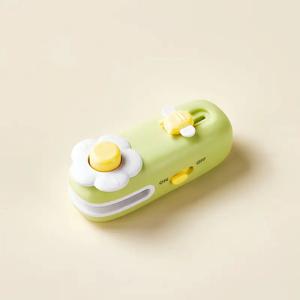 TEMU 세 가지 색상 옵션, USB 충전 기능이 있는 만화 캐릭터 형태의 전기 진공 포장기. 다용도 가정용 진공 포장기로 식품 보관 및 베이킹에 이상적—식품 보존 솔루션 정리에 완벽 | 내구성 있는 플라스틱 소재의 재미있는 디자인; 전기 열수축 포장기 (푸드 세이버) 주방 액세서리