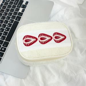 TEMU 지퍼가 달린 자수 화장품 파우치 - 화이트 플러시 메이크업, 레드 티어 드롭 디자인 & 소프트 패브릭 오거나이저, 컴팩트 여행용 화장품 케이스 (메이크업, , 액세서리용)|화장품정리함