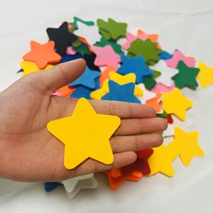 TEMU 레이저 커팅으로 제작된 110개 펠트 별 컷아웃, 두께 1mm – 의류 패치, 가방 장식, 다이어리 스티커, 패브릭 공예 등에 적합; 다양한 원단 표면에 접착하거나 바느질 가능