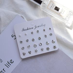 TEMU 세련된 클래식한 스타일, 하트 모양 꽃다발, 달 모양이 특징인 귀엽고 예쁜 귀걸이 24개 세트입니다. 여성 데일리룩으로 완벽하며, 휴일 및 파티를 계절에 맞게 가족과 친구에게 선물하기에도 좋습니다.