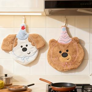 TEMU 귀여운 만화 동물 디자인의 플러시 핸드 타월 2개 세트. 흡수성이 뛰어난 폴리에스터 섬유로 제작되었으며 욕실 또는 주방에 걸 수 있습니다. 휴일 쇼핑객에게 필수품입니다.