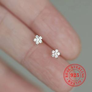 TEMU S925 스테인리스 실버 합성 지르코니아 꽃 장식으로 제작된 여성용 스타일리시 스터드 귀걸이 한 쌍. 친구를 위한 섬세한 선물로 완벽합니다 (상자 미포함).