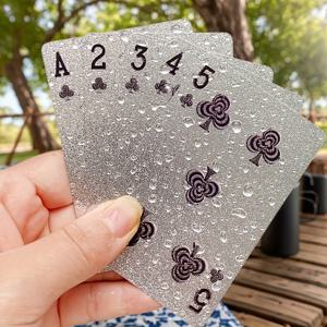 TEMU 방수 PVC 트럼프 카드 – 튼튼하고 강화된 하드 플라스틱 포커 세트, 모든 사람에게 적합, 크리스마스, 할로윈, 새해, 옥토버페스트, 그리고 4월 1일 같은 축제에 완벽 – 다용도 트럼프 카드