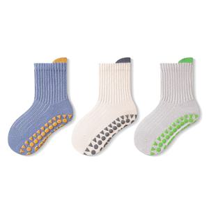 TEMU 귀여운 미끄럼 방지 아동 양말 3켤레 세트. 디자인으로 실내 활동에 적합하며 편안하고 통기성이 좋습니다. 걸음마 연습하는 유아에게 완벽하며 남아 여아 모두를 위한 중간 길이로 제공됩니다.