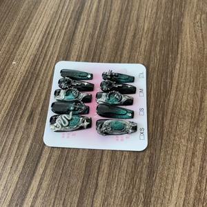 TEMU 여성용 블랙 & 그린 스네이크 디자인 메탈릭 악센트가 있는 핸드메이드 롱 발레 코핀 프레스온 네일 10개 세트, 광택 마감 패션 액세서리 | 디테일한 패턴