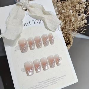 TEMU Pure Desire 스타일, Initial Love Cat Eye 숏 그라데이션 핸드메이드 네일 10개입. 블러쉬 그라데이션 라인이 부드럽고 달콤하며 귀여운 룩을 연출하며, 밝은 피부톤을 강조하는 데 완벽합니다. 이 다용도 네일은 출퇴근 및 외출에 필수적입니다.